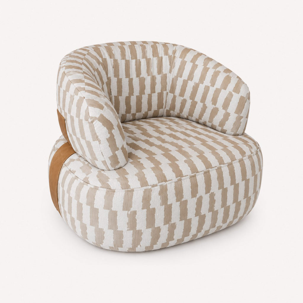 Grizzly lounge chair with leather side straps